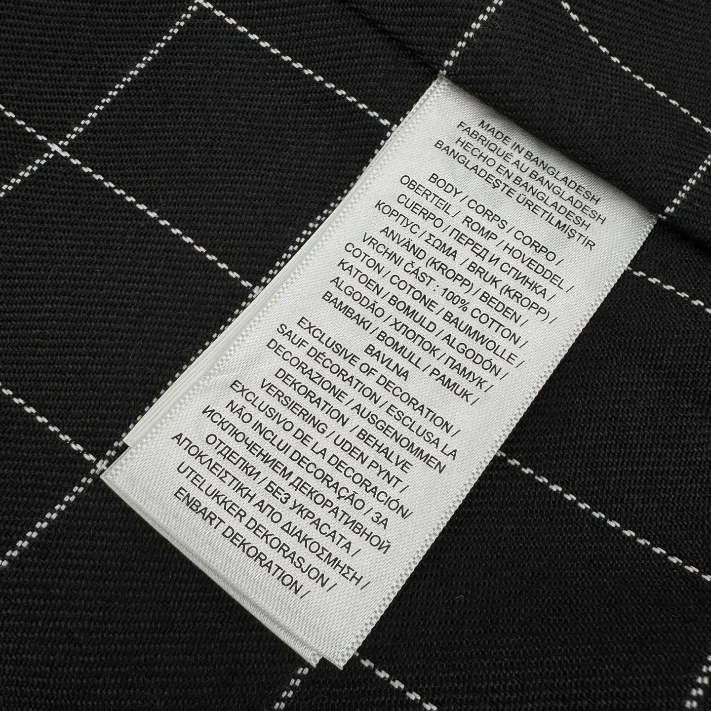 🅿️520 Ralph Lauren Ralph Lauren embroidered zipper jacket (black). The original product was purchased for 2,490 and developed. The fabric is made of custom-made cotton double-ply small diagonal elegant fabric. It is soft and silky, comfortable and close to the skin. It uses pure black as the base color. A touch of light gold pony logo embroidery is embellished on the chest. It is more dazzling because of the black background. It is low-key and powerful. Subtle gloss changes inject breathing and vitality into the black jacket. Outline high-end outlines with extreme simplicity, showing taste in silence. Universal adaptability to style, using imported machine embroidery technology. Use advanced computer control system and precision mechanical components to realize the iconic pony embroidery operation. High precision. The lines are smooth and delicate. The template machine opens the bag. The preset template guides the position, shape and size of the bag. The accuracy ensures the quality of the bag opening effect. Infrared positioning cutting machine achieves precise positioning of the material through infrared transmitter and infrared receiver. The accuracy can reach the micron level, thereby meeting the effect of high-precision cutting of plaid alignment. The fabrics have been carefully washed, have a better hand feel, are not easy to deform, shrink, and fade, and maintain long-term beauty. Size:S-M-L-XL